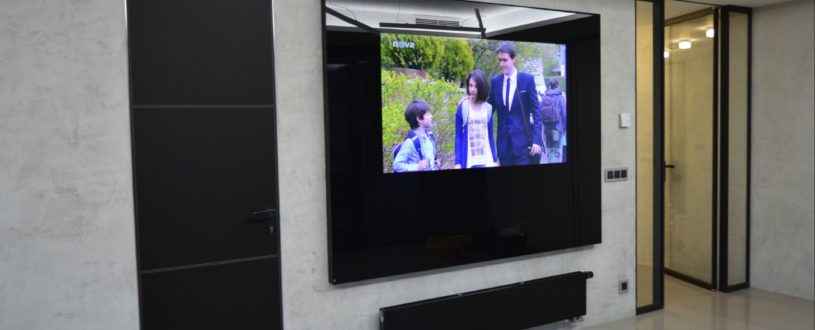 Televize ukrytá za sklem, či zrcadlem