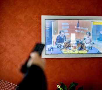 TV skrytá v zrcadle