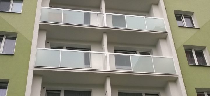 Zábradelní konstrukce z hliníkových systémových profilů